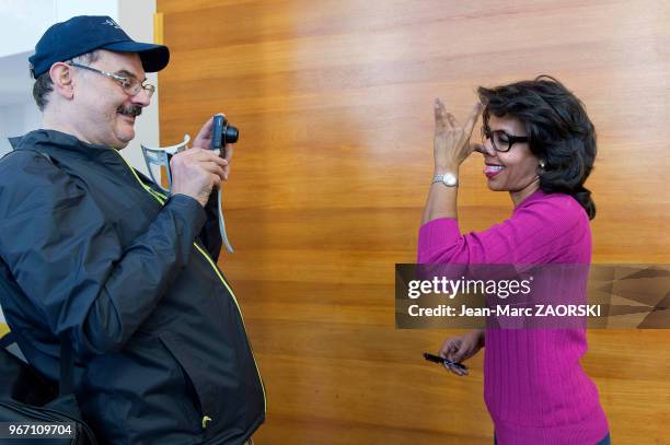 Audrey Pulvar, écrivain et journaliste française, pose pour un visiteur à l'occasion de l'évènement « Radio-France fête le livre », à Paris en France...