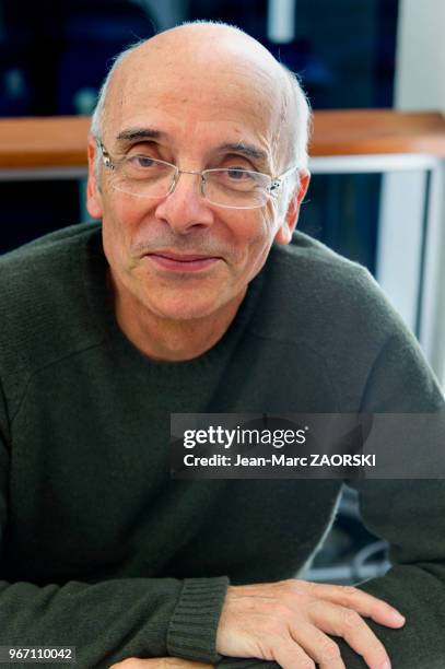 Portrait du romancier et essayiste français Thierry Vila, ici à l'occasion de l'évènement « Radio-France fête le livre », à Paris en France le 26...