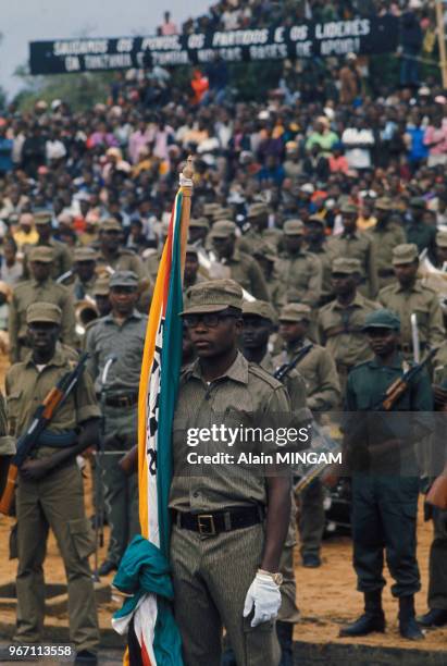 Soldat tenant un drapeau lors de la proclamation de l'indépendance du pays le 25 juin 1976 à Maputo, Mozambique.