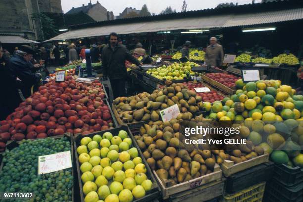 Fruits sur un marché le 24 novembre 1986 à Budapest, Hongrie.