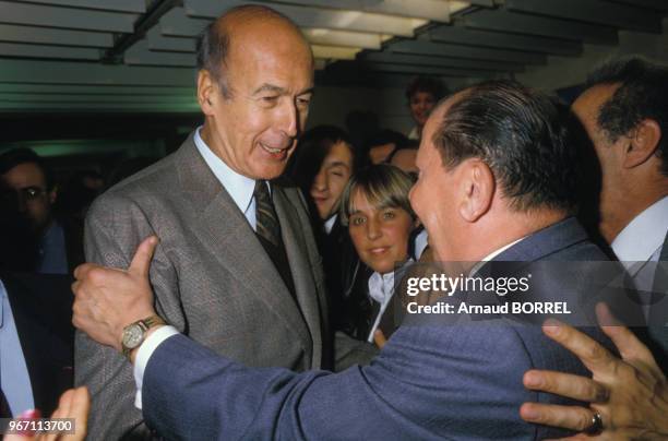 Valéry Giscard d'Estaing félicité après son élections de député du Puy-de-Dôme le 23 septembre 1984 en France.