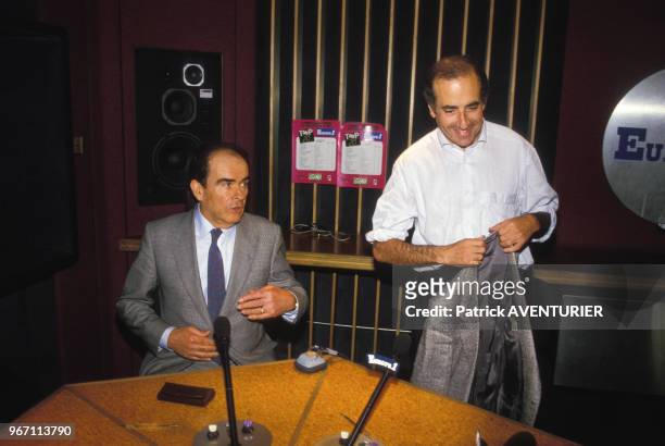 Georges Marchais et Jean-Pierre Elkabbach à Europe 1 le 25 juin 1985 à Paris, France.