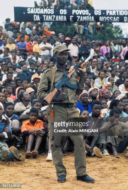 Soldat en arme devant la foule lors de la proclamation de l'indépendance du pays le 25 juin 1976 à Maputo, Mozambique.