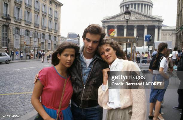 Sophie Marceau et Pierre Cosso lors du tournage du film 'La Boum 2' réalisé par Claude Pinoteau le 22 juillet 1982 à Paris, France.