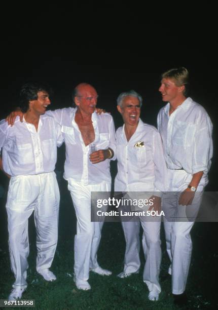Eddie Barclay à une soirée du joaillier Piaget avec Henri Leconte, Yves Piaget et Boris Becker le 21 juillet 1986 à Saint-Tropez, France.