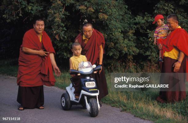 Retour au monastère Kagyu-Ling avec Kalou Rimpoché, le 22 juillet 1994, à Saint-Léon sur Vézère, France.