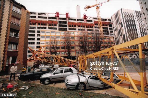 Tempête du 26 décembre. Une grue tombe au milieu des HLM, rue Villiot dans le XIIe arrondissement, Paris, le 27 décembre 1997, France.