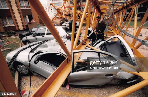 Tempête du 26 décembre. Une grue tombe au milieu des HLM, rue Villiot dans le XIIe arrondissement, Paris, le 27 décembre 1997, France.