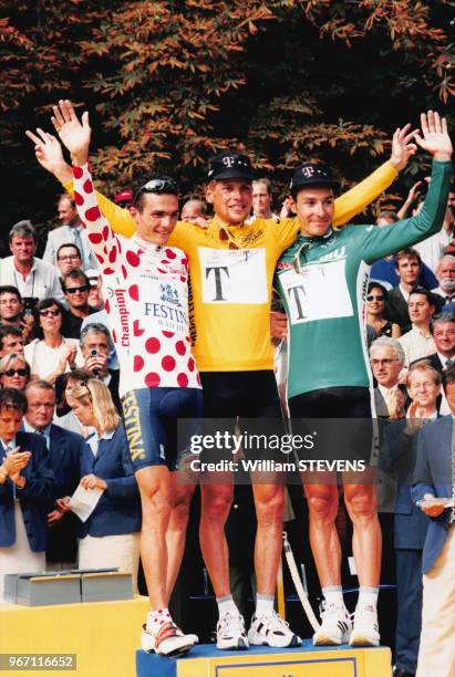 Richard Virenque, Jan Ullrich et Erik Zabel saluent la foule àprès l'arrivée du Tour de France 97 le 25 juiller 1997 à Paris, France.