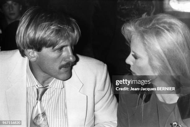 Gérard Depardieu et Sylvie Vartan lors du Dîner donné chez Maxim's en l'honneur de John Travolta pour la sortie de son film 'Stayin Alive' le 26...