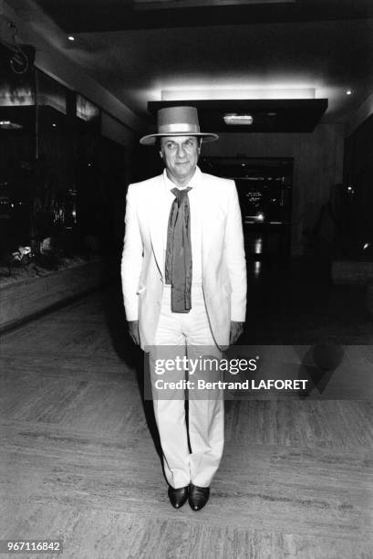 Tony Curtis arrive à la soirée donnée en l'honneur de Faye Dunaway pendant le Festival de Cannes le 23 mai 1982 à Cannes, France.