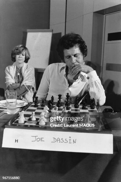 Joe Dassin jouant aux échecs contre un ordinateur lors d'un colloque international destiné à familiariser le public à l'informatique, le 25 septembre...