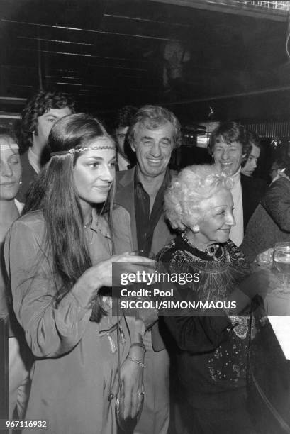 Florence Belmondo, Jean-Paul Belmondo et Sarah Rainaud-Richard lors de la fête à l'Élysée Matignon pour le film 'Le Professionnel' de Georges Lautner...
