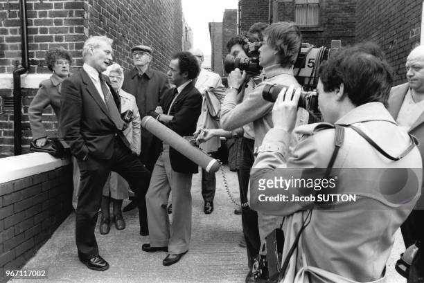 Tony Benn répond aux journalistes lors de la conférence annuelle du Parti travailliste à Blackpool le 28 septembre 1982, Ropyaume-Uni.