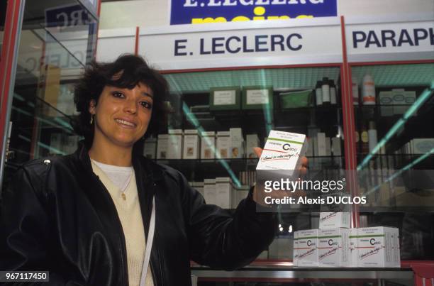 Vitamines C en vente dans un supermarché Centre Leclerc le 27 juin 1985 en France.