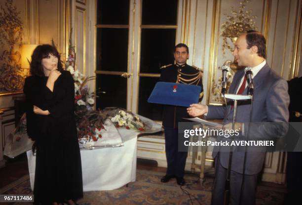Juliette Gréco faite Chevalier de la Légion d'honneur par le Premier ministre Laurent Fabius le 23 octobre 1984 à Paris, France.