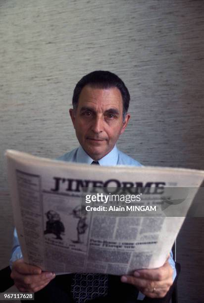 Le politicien Joseph Fontanet présente le quotidien 'J'informe' le 30 août 1977 à Paris, France.