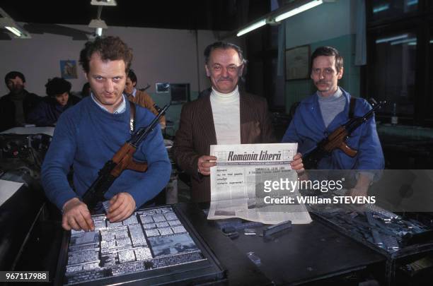 Employés armés à l'imprimerie du quotidien roumain 'Romania Libera' le jour de la chute du couple Ceausescu le 25 décembre 1989 à Bucarest, Roumanie.