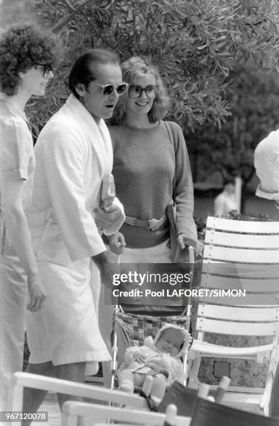 Jack Nicholson avec Jessica Lange et son bébé lors du Festival de Cannes le 14 mai 1981. Ils viennent présenter leur dernier film 'Le facteur sonne...