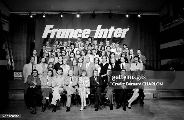 équipe des journalistes, animateurs et producteurs de France Inter avec José Artur assis au premier rang, 3e à partir de la droite, le 16 septembre...