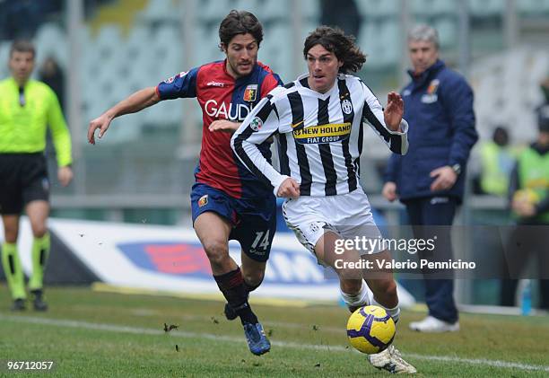 Paolo De Ceglie of Juventus FC battles for the ball with Giuseppe Sculli of Genoa CFC during the Serie A match between Juventus FC and Genoa CFC at...