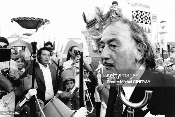 Salvador Dali donnant un spectacle le 18 août 1973 à Tarragone, Espagne.