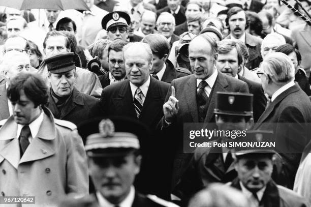 Le chancelier fédéral allemand Helmut Schmidt, le Président des Etats-Unis Gerald Fold, Valéry Giscard d'Estaing, le 17 novembre 1975 à Rambouillet,...