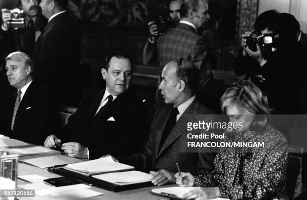 Le ministre de l'économie et des finances Robert Boulin, le Premier ministre Raymond Barre et le Président de la république française Valéry Giscard...