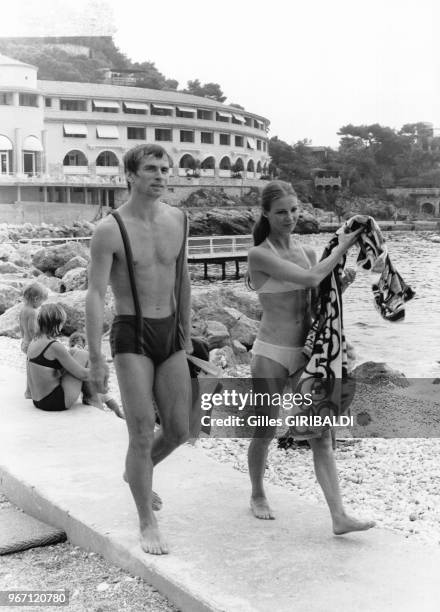 Le danseur russe Rudolf Noureev et la danseuse britannique Antoinette Sibley sur une plage de Monaco, le 28 août 1973.