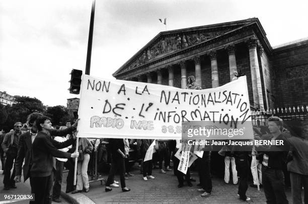Défilé des manifestants contre la nationalisation de l'information devant l'Assemblée nationale, Paris, France, en septembre 1981.