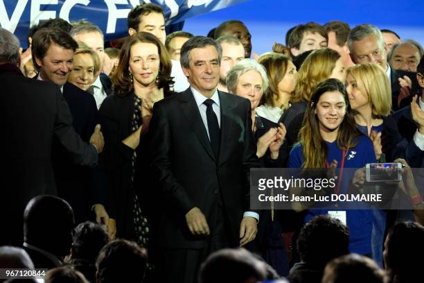 Le candidat LR François Fillon entouré de sa femme Pénélope Fillon, Valérie Pécresse, François Baroin et Valérie Boyer à la clôture d'un meeting le...