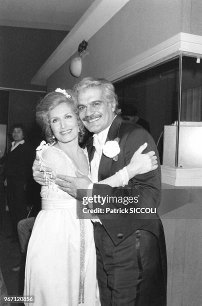 La chanteuse Dalida et l'acteur Omar Sharif, tous deux égyptiens, font connaissance à l'occasion de l'émission de télévison de TF1 'N°1', à Paris,...