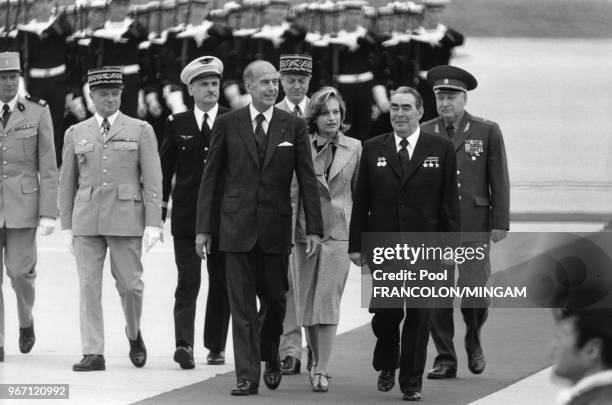 Le chef de l'état soviétique et secrétaire général du parti communiste de l'URSS Leonid Brejnev, en visite officielle en France, est acceuilli sur le...