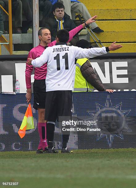 Luis Jimenez of Parma reacts to assistant referee Maurizio Liberti during the Serie A match between Parma FC and SS Lazio at Stadio Ennio Tardini on...