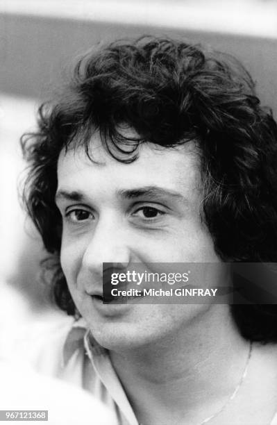 Portrait du chanteur français Michel Sardou, à Tarbes, dans les Hautes-Pyrénées, en France, le 16 juillet 1976.