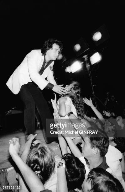 Le chanteur français Michel Sardou sur scène pour le gala de la radio ?Monte-Carlo? à Tarbes, Hautes-Pyrénées, en France, le 16 juillet 1976.