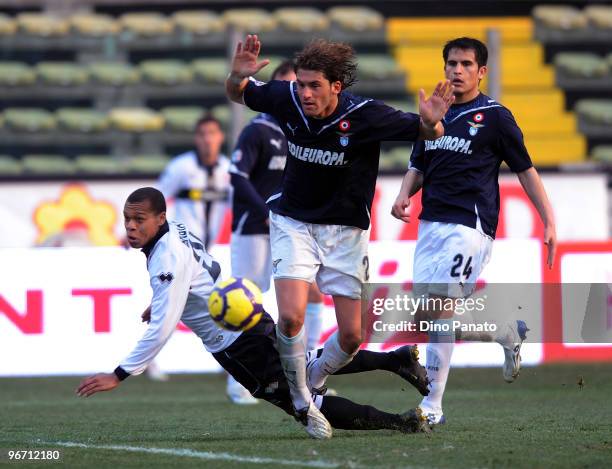 Jonathan Biabiany of Parma competes with Guglielmo Stendardo of Lazio during the Serie A match between Parma FC and SS Lazio at Stadio Ennio Tardini...