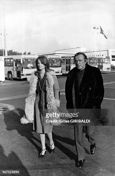 Charlotte Rampling et Richard Burton sur le tournage de 'Jackpot' réalisé par Terence Young le 22 décembre 1974 à Nice, France.