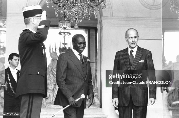 Daniel arap Moi lors de son premier voyage officiel en tant que Président de la république du Kenya, reçu par Valéry Giscard d'Estaing au palais de...