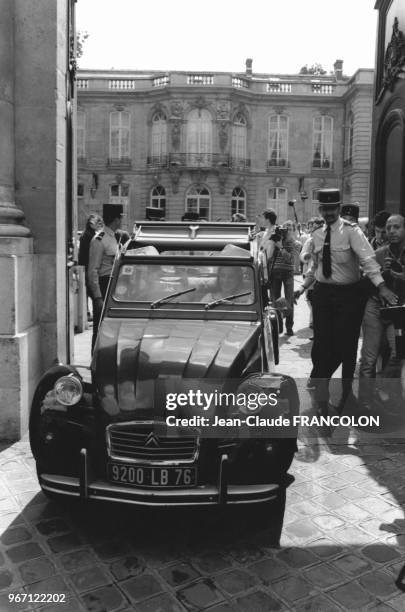 Françoise Castro, l'épouse de Laurent Fabius, nouveau 1er ministre, quittant Matignon au volant d'une deux-chevaux, à Paris, le 18 juillet 1984.