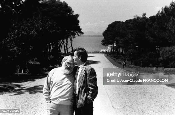Acteur James Woods, un des acteurs du film 'Il était une fois en Amérique', embrasse sur le front son réalisateur Sergio Leone à Cannes, France, en...