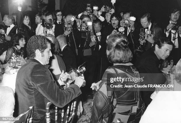 Claude Lelouch, réalisateur français, reçoit le Grand Prix du Comité des Arts de la Table des mains d'Ingrid Bergman, à l'hôtel des ambassadeurs à...