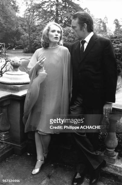 Les acteurs Marine Christine Barrault et Richard Burton, avant le tournage du film de Jack Gold 'The Medusa's Touch' le 26 mai 1977 dans les jardins...