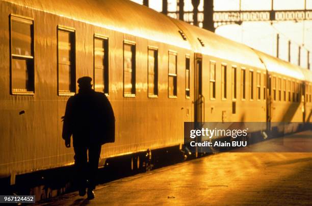 Homme marchant sur un quai de gare durant une grève des trains, le 15 Décembre 1992 à Paris, France.