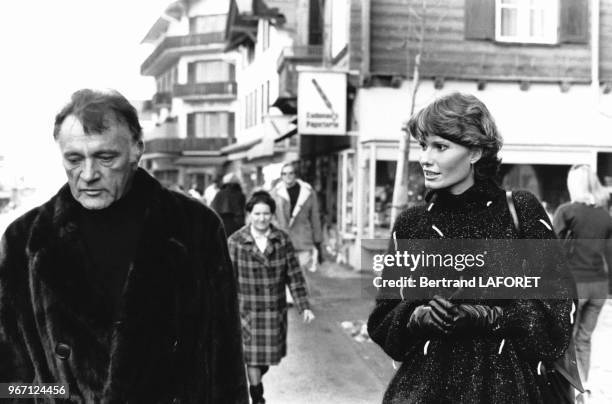 Richard Burton et Suzie Hunt lors d'un séjour au sports d'hiver le 22 décembre 1977, à Gstaad, Suisse.