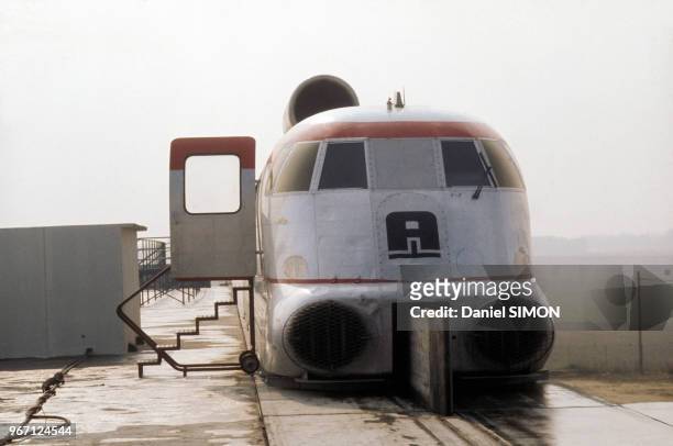 Essais de l Aerotrain, vehicule de transport sur monorail le 28 Février 1974, Chevilly, France.