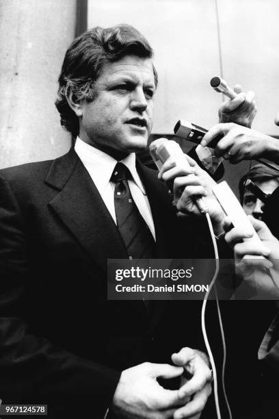 Ted Kennedy, sénateur démocrate américain, sur le perron de l'Elysée, lors de son voyage à Paris, le 14 novembre 1974.