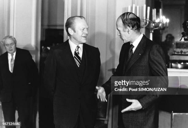 Valéry Giscard d'Estaing, président de la République Française, et Gerald Ford, président des Etats-Unis, lors du sommet des six, le 17 novembre...