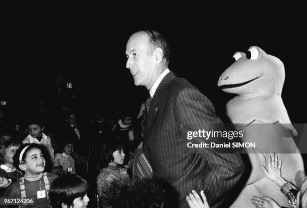 Valéry Giscard d'Estaing, président de la République Française, lors du traditionnel noël au Palais de l'Elysée dont l'invité d'honneur est Casimir,...