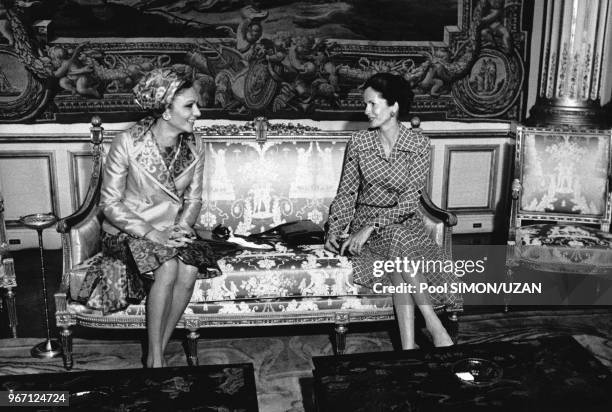 Anne-Aymone Giscard d'Estaing, épouse du président de la République Française, et l'impératrice d'Iran Farah Pahlavi, lors de la visite officielle du...